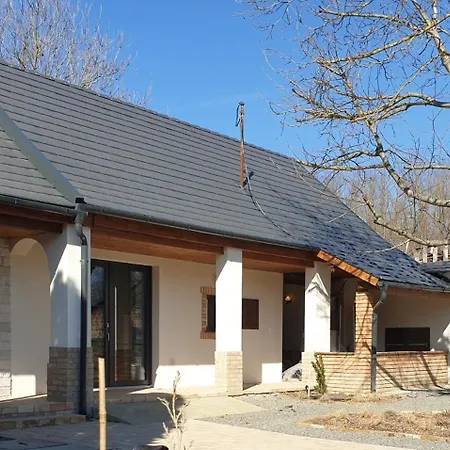 Tóparti Idill Villa *